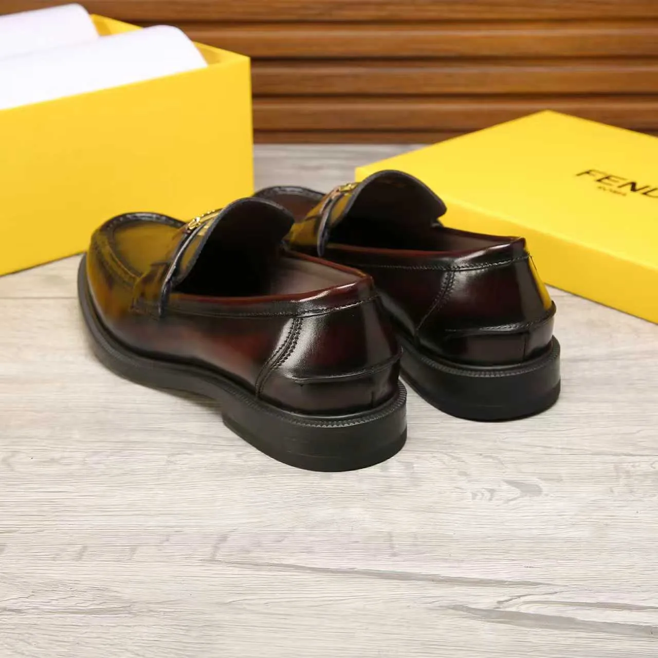 ​Men's shoes 💰 500 💰 Water dyed cowhide 🆘 The latest FENDI ( Fendi ) new casual leather shoes 🕶️🕶️ Simple routing effect, showing an elegant and cool driving shoe 🎬Made of Italian 🇮🇹 imported calfskin + first-layer water-dyed cowhide lining🐂Excellent material🎬Detailed workmanship 🤗Comfortable foot feel➰➰. ​Pair it with any outfit to show your taste and temperament, low-key luxury ♻️Design ​simple and elegant ​noble and fashionable 🍃​Very loved and favored by trendy men 💓❤️Size: 38-44 2⃣️colors available